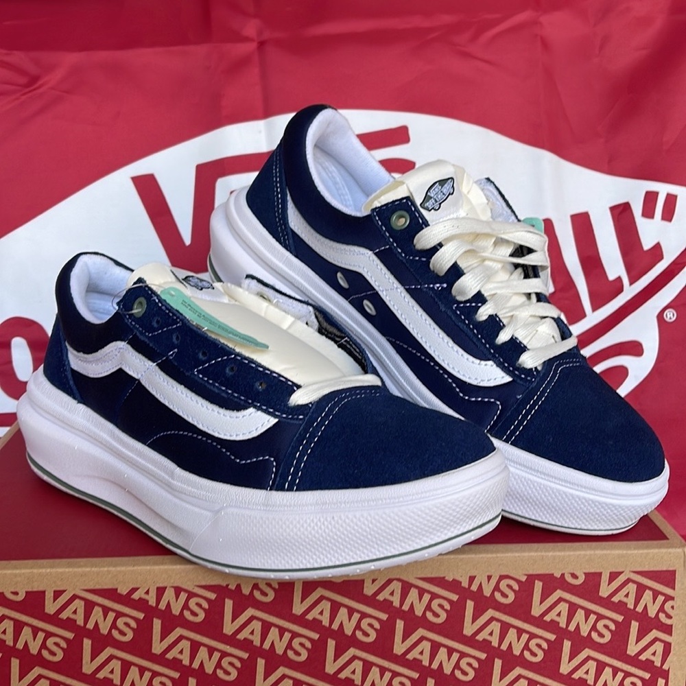Vans Men’s Old Skool Over
Pop Color Dress Blues
VNOA7Q5ELKZ
platforms - sneakers - Picture 11 of 16